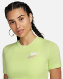 Nike Sportswear - Playera corta entallada para mujer